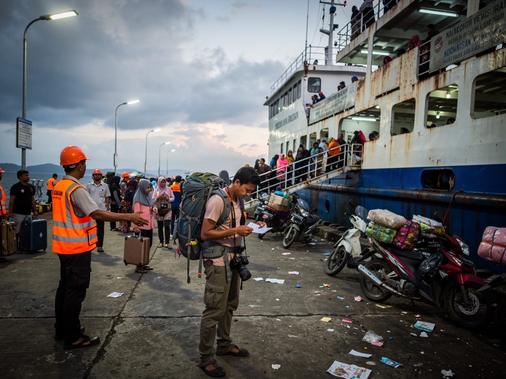 Suasana pelabuhan feri lokal di Indonesia